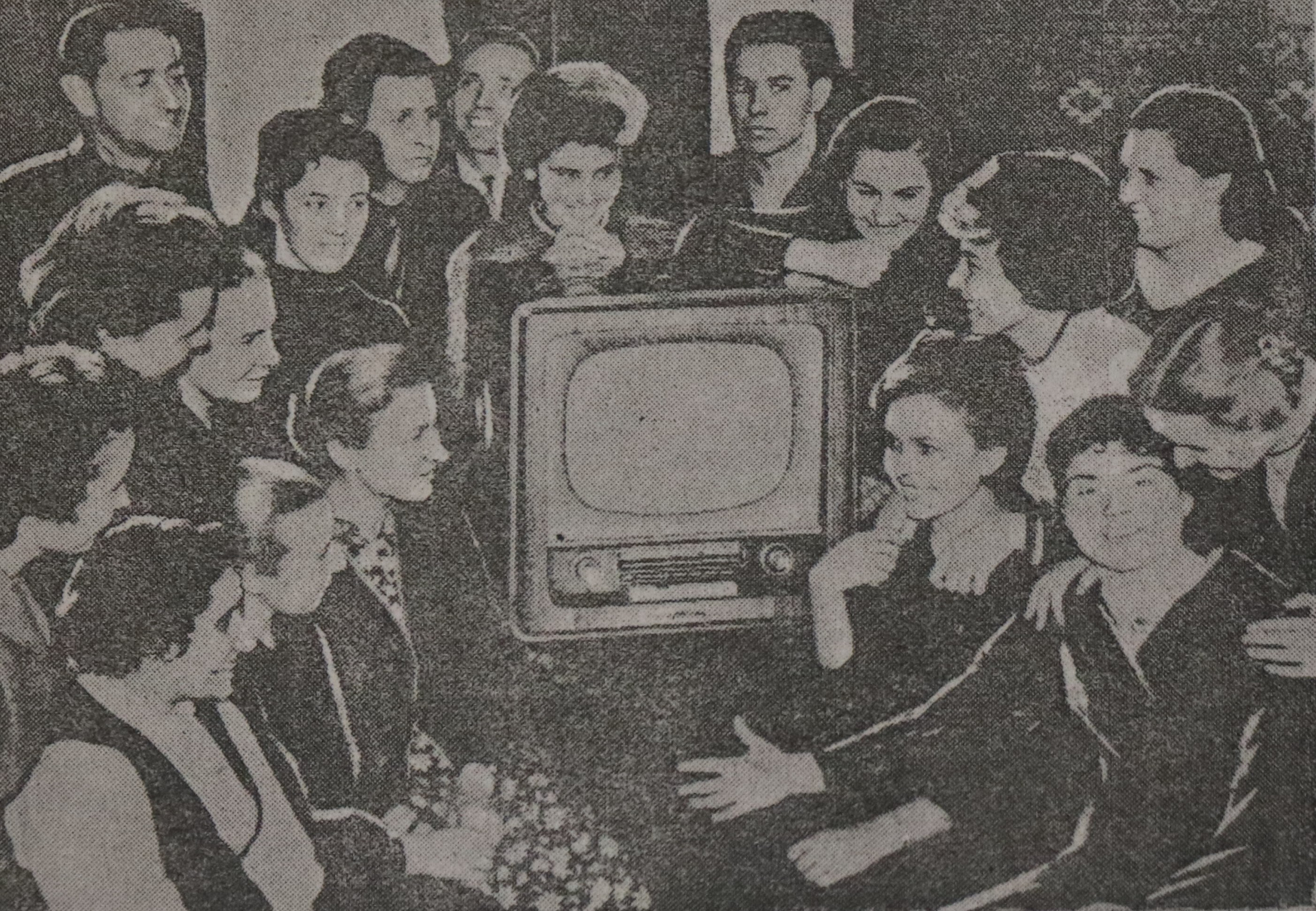 1961 год. Работники фабрики Знамя индустриализации слушают сообщение о полете Юрия Гагарина