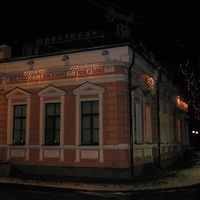 Фасад здания, в котором находится ресторан Золотой лев в городе Витебске