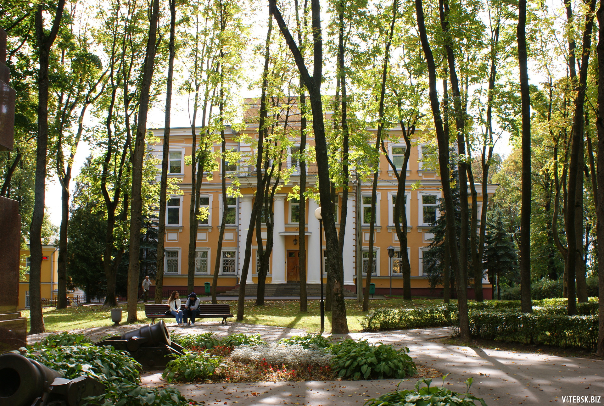 Губернаторский дворец в сквере Героев Отечественной войны 1812 года
