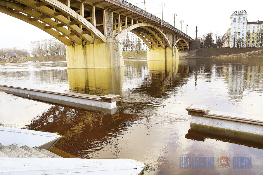 Вода в западной двине. Паводок Витебск. Разлив Двины Витебск. Западная Двина город зимой.