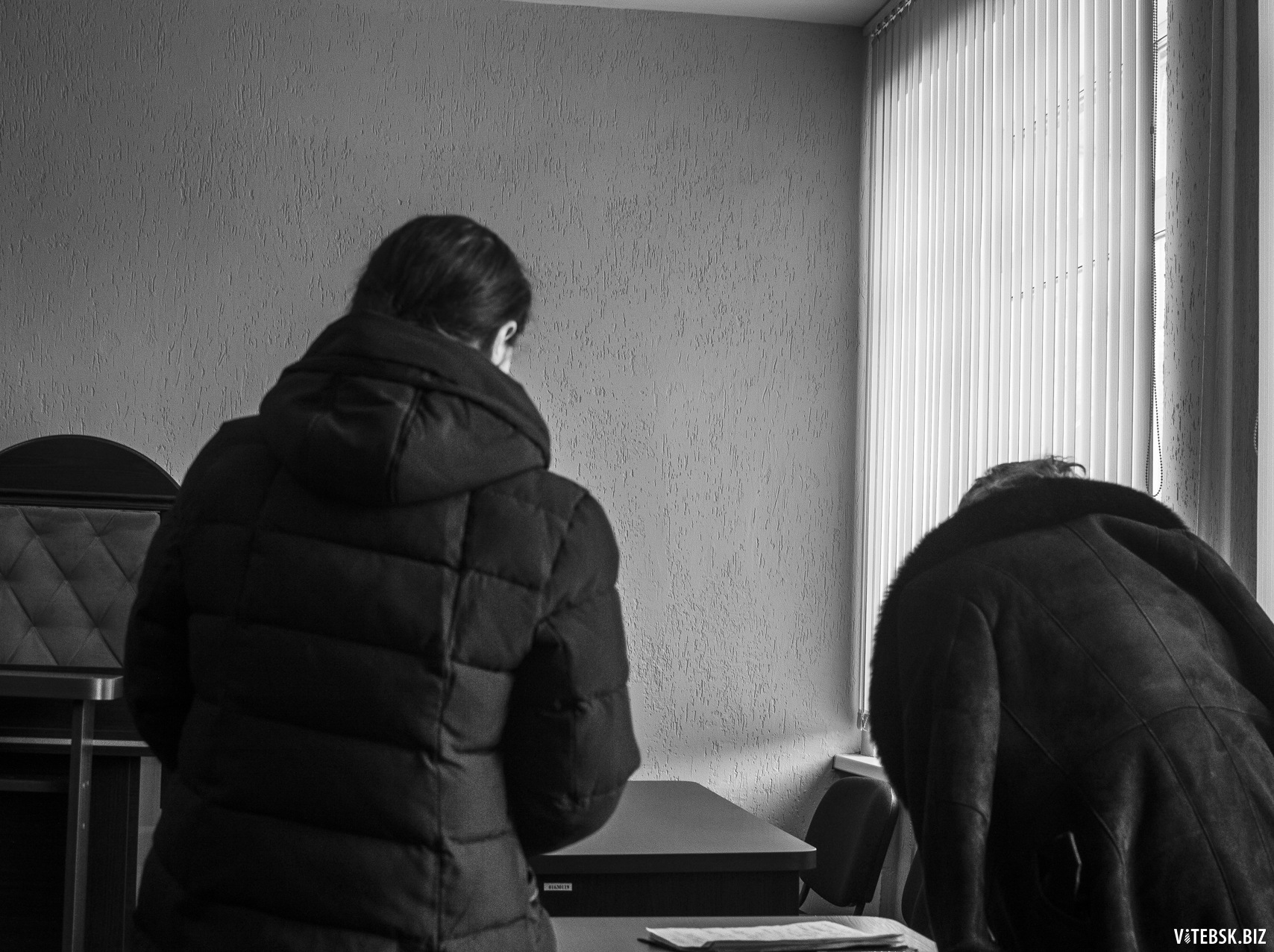 Адвокат Наталья Сергеенко и её подзащитная скрываются от камер