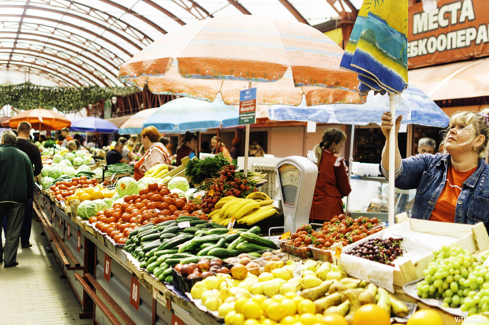 Большие продуктовые рынки. Овощной рынок. Овощи на рынке. Продовольственный рынок. Овощи и фрукты на рынке.
