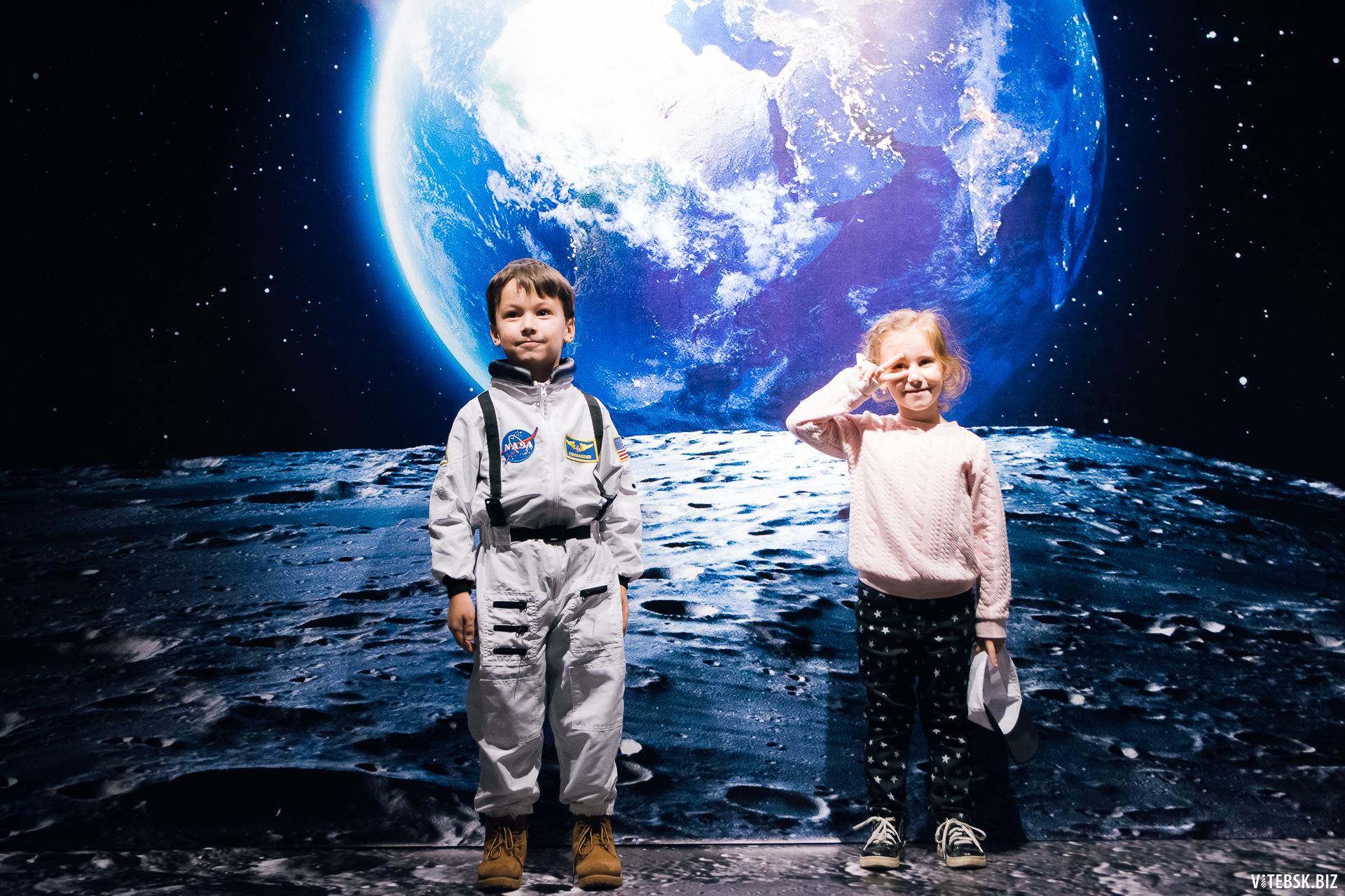 Человек в космосе для детей. Детям о космосе. Космическая тематика для детей. Космос для дошкольников. Космическая фотосессия для детей.