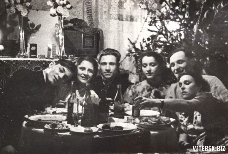 1955 год. Мать Тамары, Риорита Воропаева, с однокурсниками из пединститута встречают Новый год. Предположительно, в квартире на Ленина, 35а. Фото: семейный архив