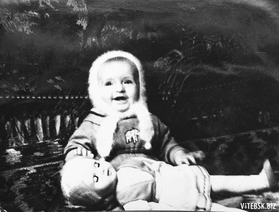 Тамара Воропаева в детстве. Фото сделано в квартире на Ленина, 35а. Фото: семейный архив