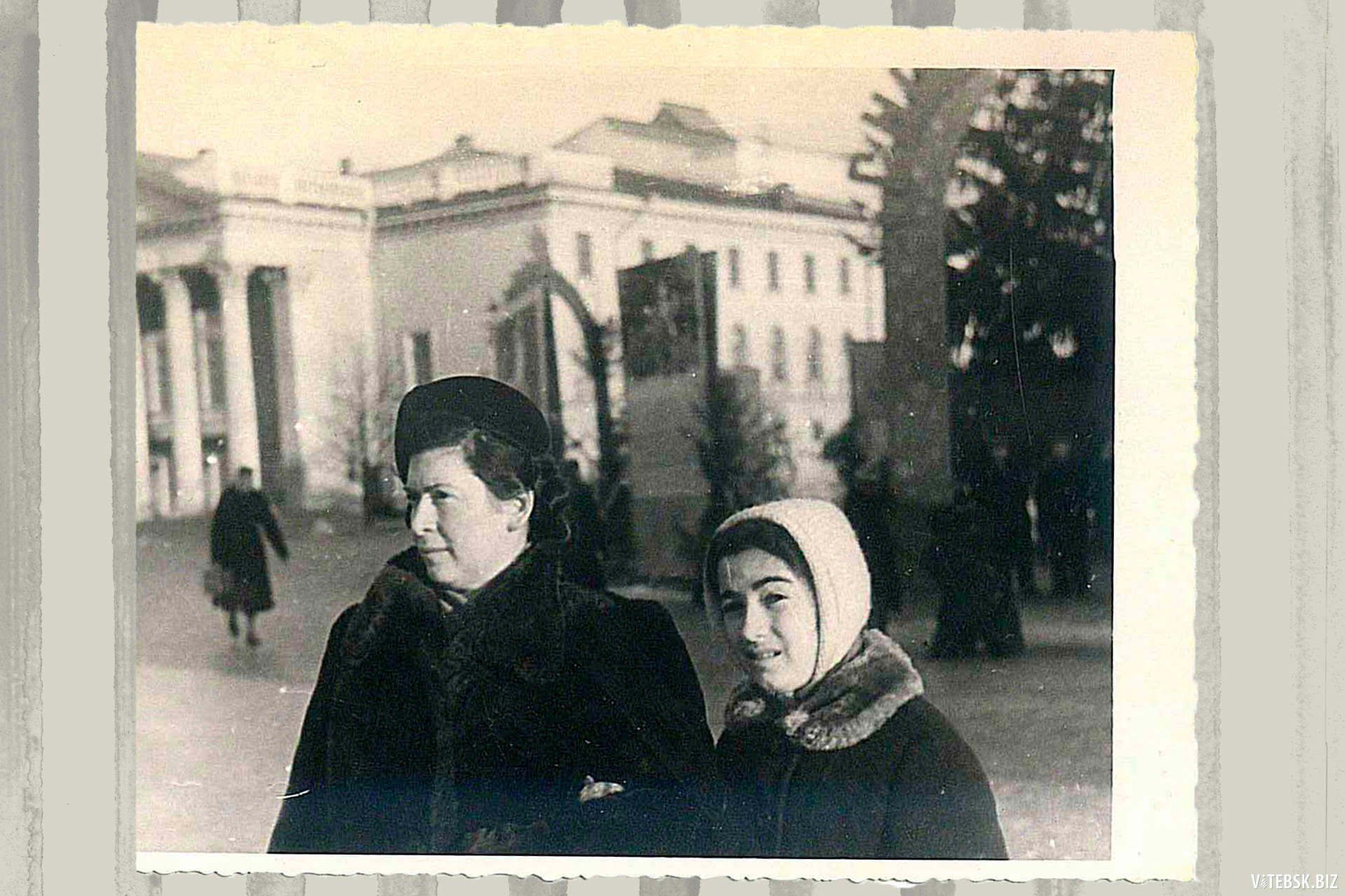 Аделя с мамой возле театра (теперь филармония). 1960 год. Фото: семейный архив