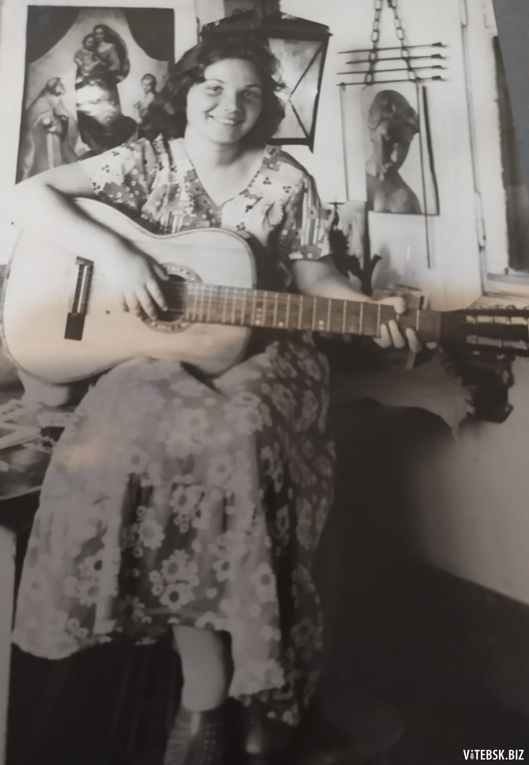 На чердаке дома на Советской, 19. 1977 год. Девушка с гитарой — десятиклассница Ирина Байнова.