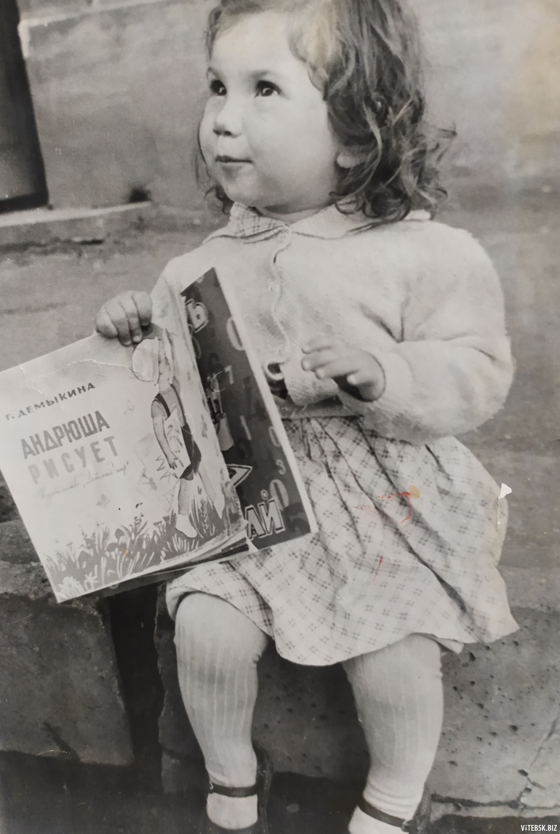 Маленькая Ирина Байнова на крылечке родного дома. 1962 год.