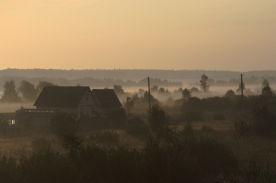 Прохладный вечер опускается на землю. Утро в деревне. Туманное утро в деревне. Деревня в тумане. Эстетика утра в деревне.