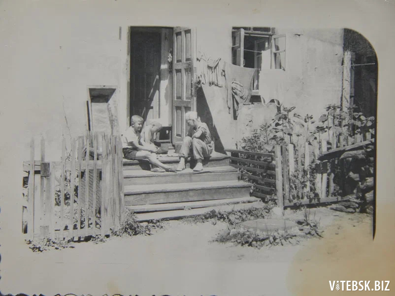 Дети играют на крыльце несохранившейся части дома на Толстого, 7. Фото: семейный архив Надежды Туровой