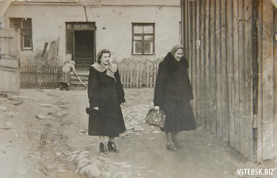 Двор дома на Толстого, 7 и его жительницы. Фото: семейный архив Надежды Туровой