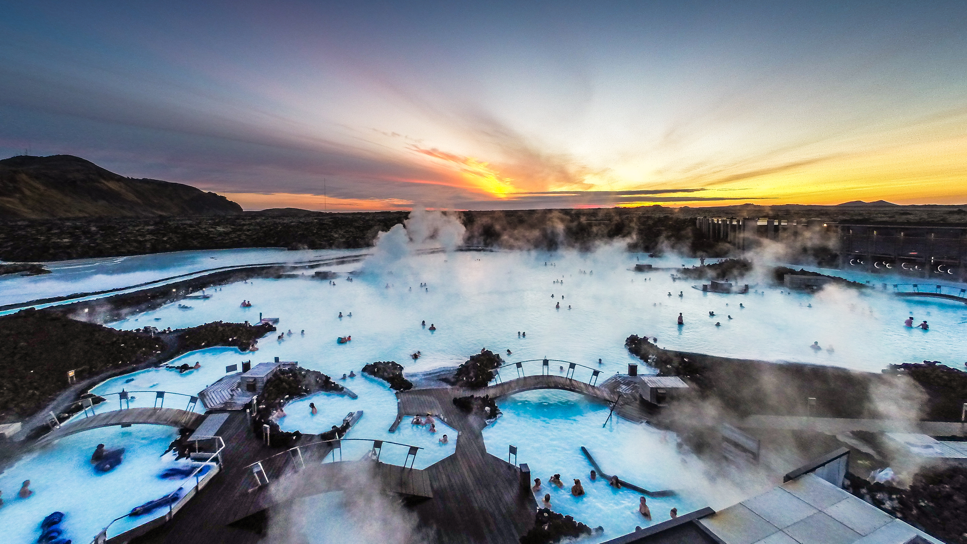 Голубая лагуна исландия. Голубая Лагуна - геотермальный бассейн в Исландии. Исландия Рейкьявик голубая Лагуна. Исландия термальные источники голубая Лагуна. Голубая Лагуна в Гриндавике Исландия.