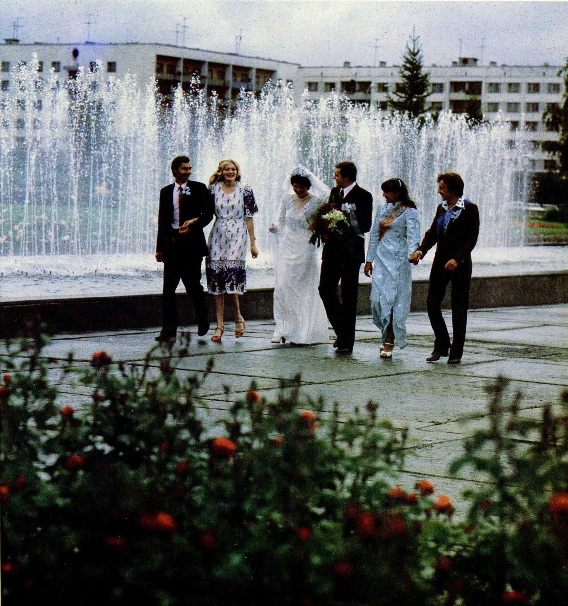 Фонтан на площади Победы. 1986 год. Из фотоальбома Синеокая Витебщина (1987)