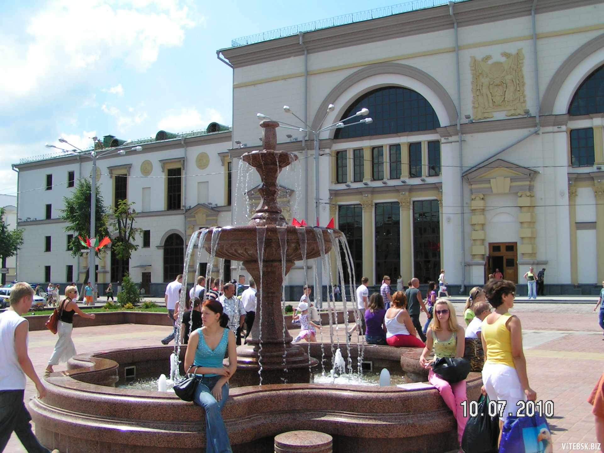 Июль 2010 года.Вокзал и реконструированная Привокзальная площадь. Фото Сергея Мартиновича