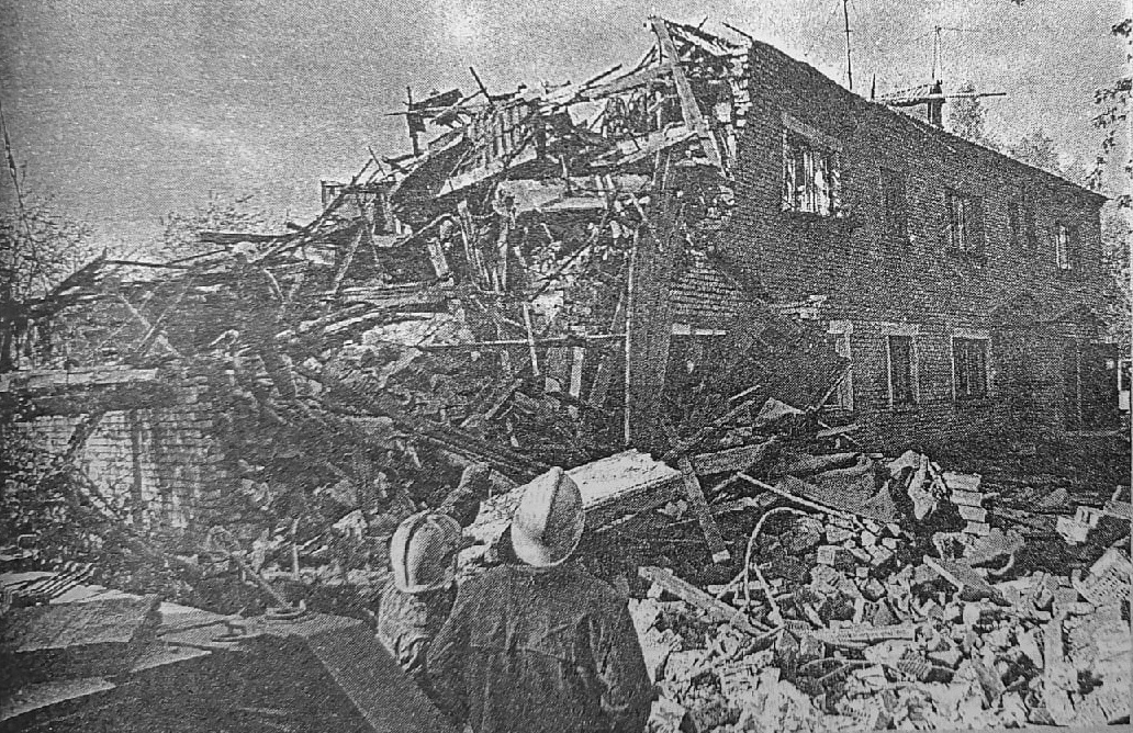 Разрушенный взрывом дом. Народнае слова, 18 мая 1999 года