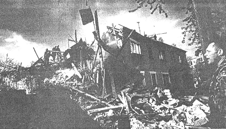 Разрушенный взрывом дом в переулке Энергетиков, 7. 14 мая 1999 года