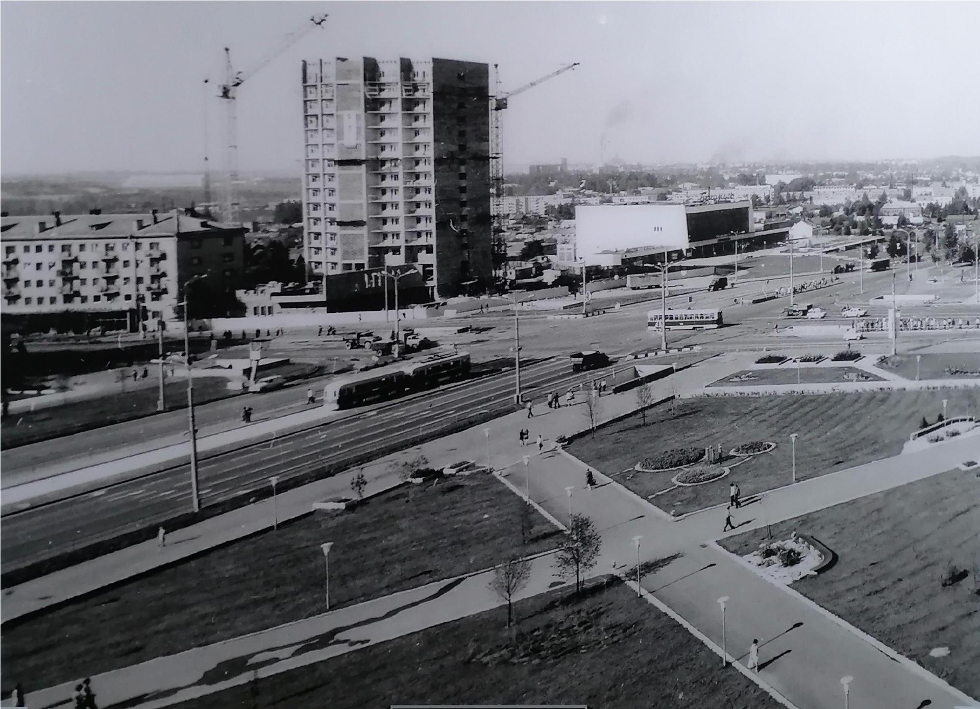 1974 год. Строительство 16-этажного дома. Фото из перехода на площади Победы