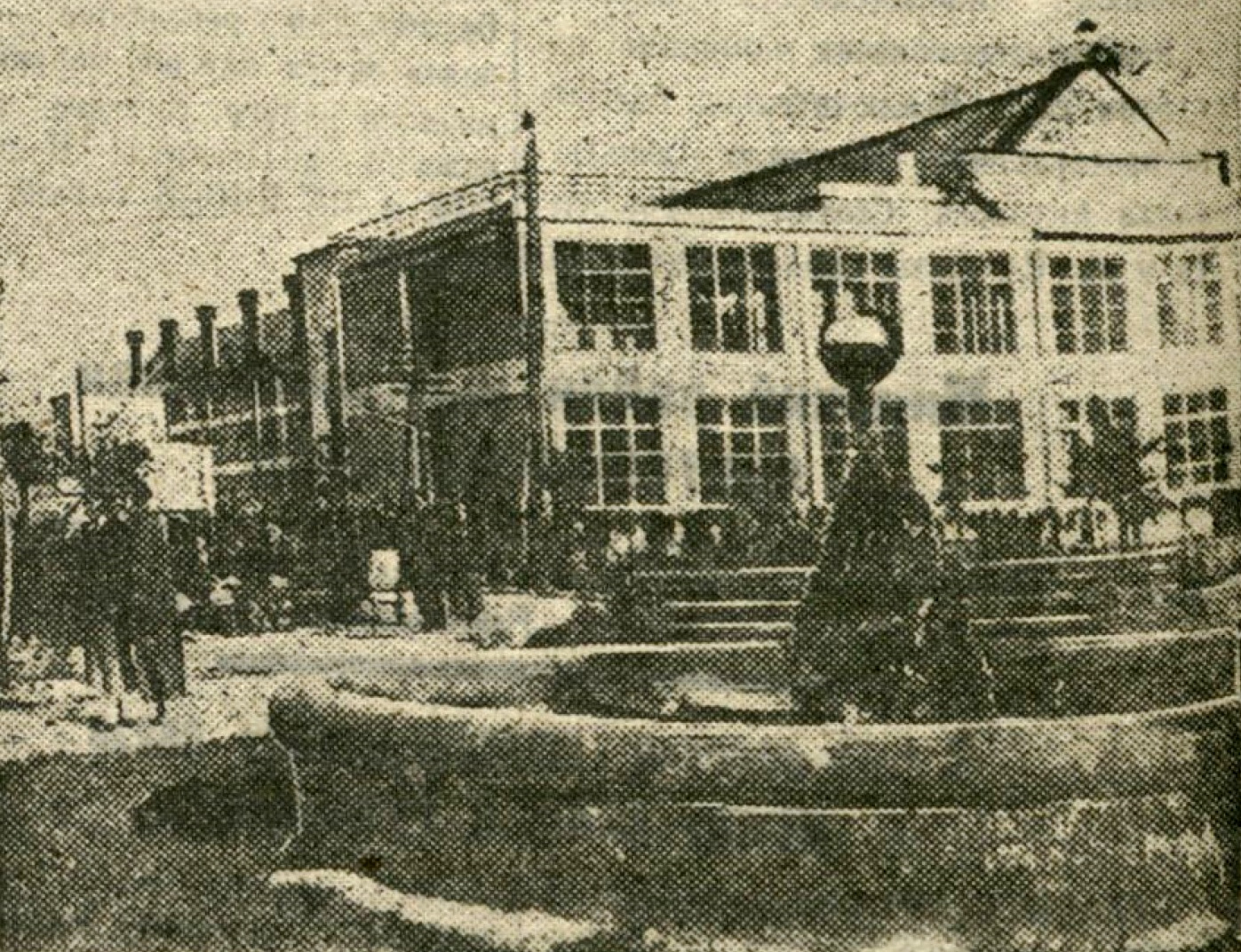 Фонтан на фабрике Знамя индустриализации. Рабочий, 20 октября 1935 года