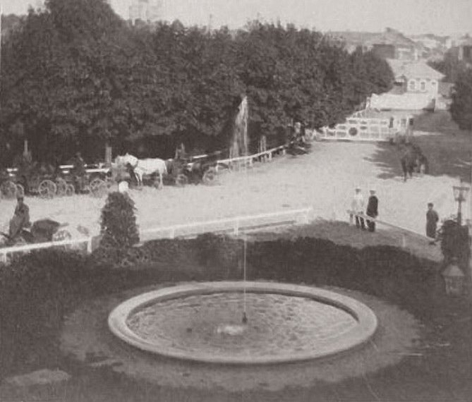Фонтан на Привокзальной площади в начале ХХ века