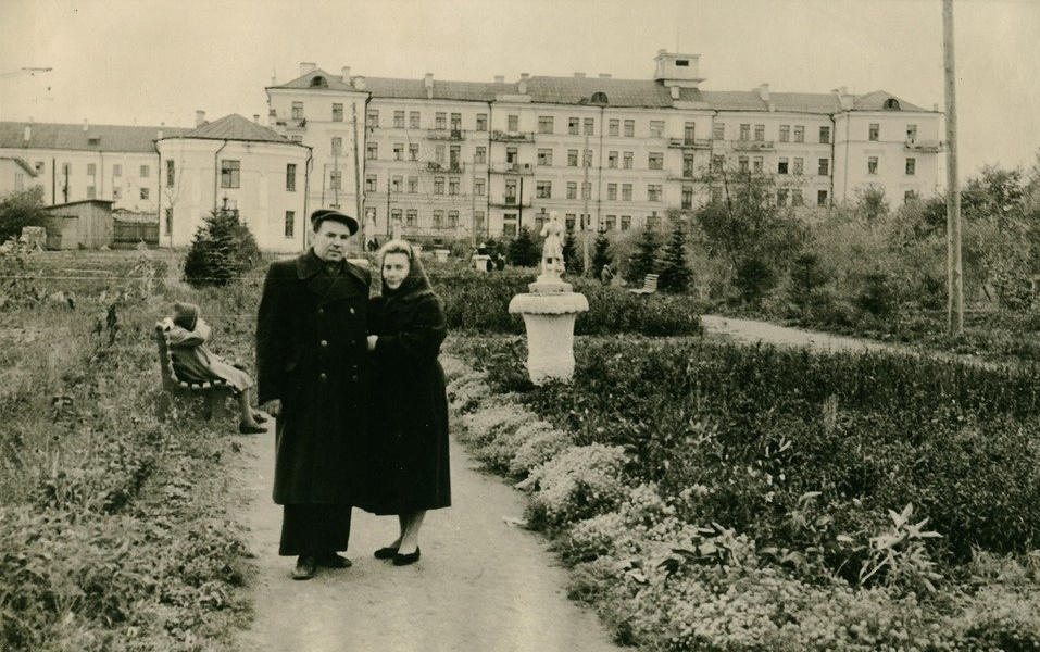 1950-е годы. 3-й коммунальный дом на фото из архива семьи Гусаревичей (ВОКМ)