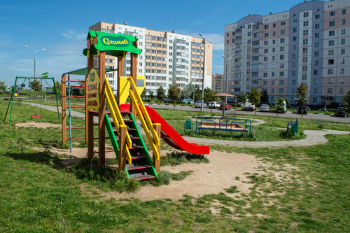 Крылатые качели, сломанные столы: рейд по детским площадкам Витебска